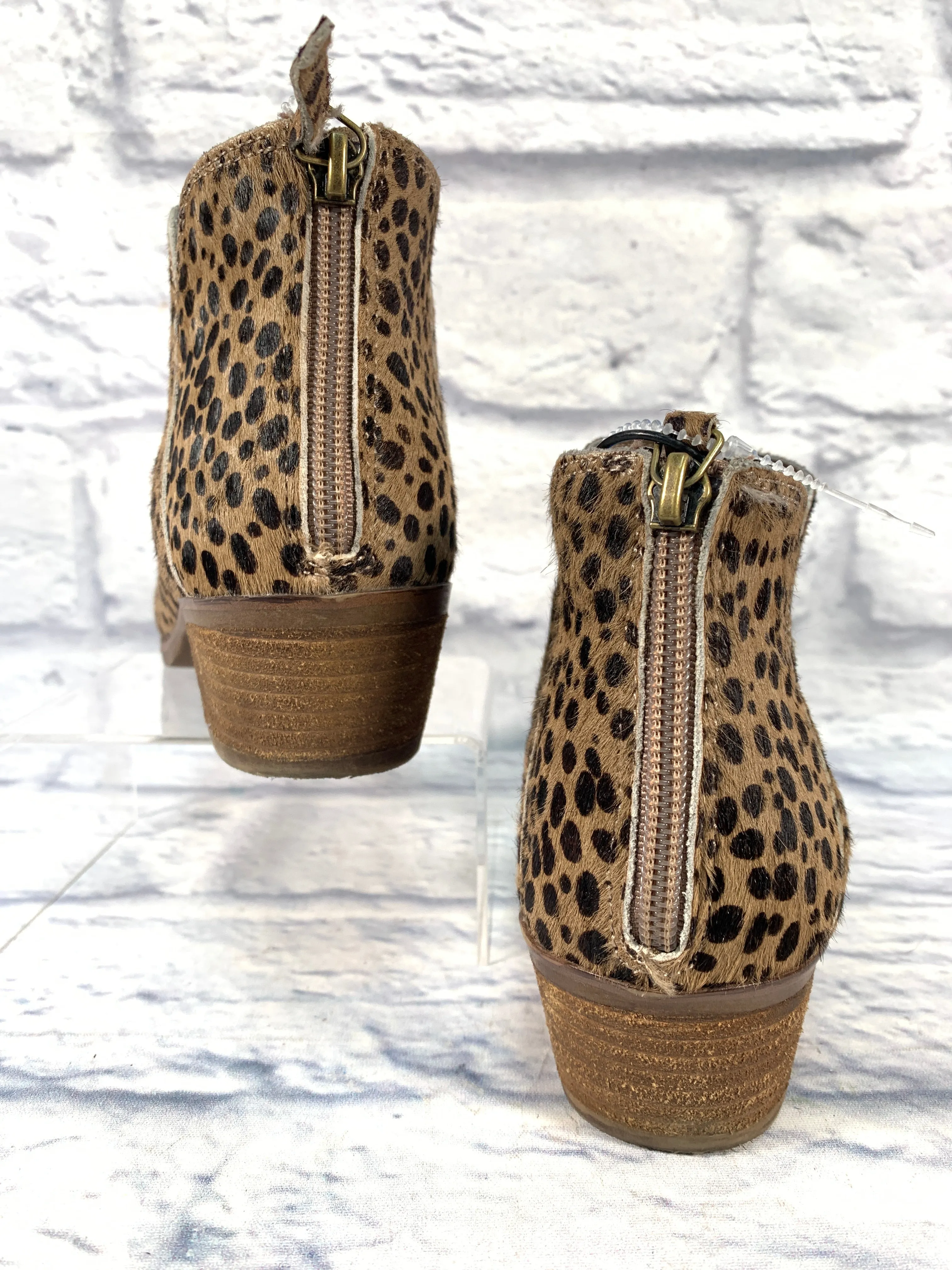 Boots Ankle Flats CLOTHES MENTOR In Animal Print, Size: 7