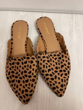 Shoes Flats By Bamboo In Animal Print, Size: 6.5